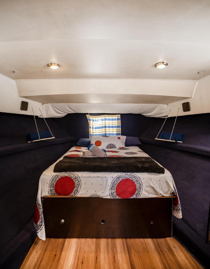 Spacious And Charming Boat In Port Forum 호텔 산트 아드리아 데 베소스 외부 사진